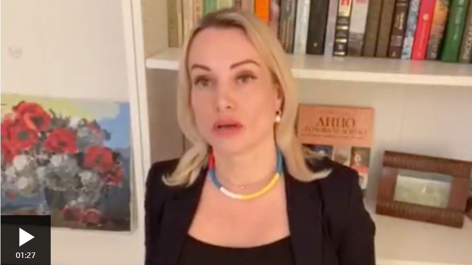 Guerre en Ukraine : Marina Ovsyannikova interrompt le journal télévisé en Russie pour protester contre la guerre