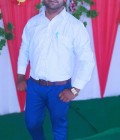 Zakir 26 лет Uttar Pradesh  Индия
