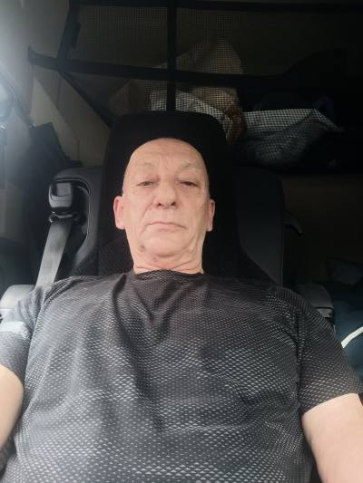 Yannick 62 лет Nemours  Франция
