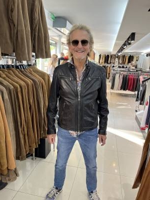 Bernard 67 лет Paris Франция
