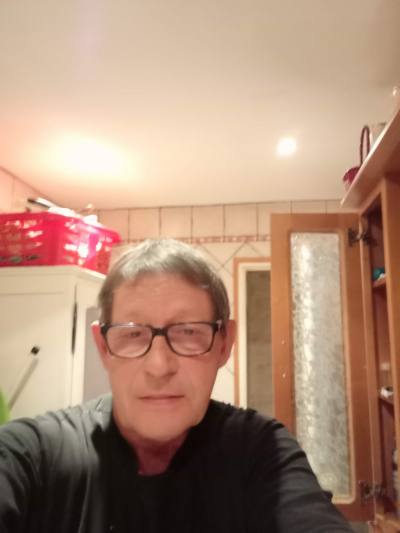 Daniel 73 лет La Brionne Франция