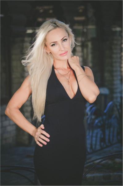 Elena 47 ans Cherkasy Ukraine