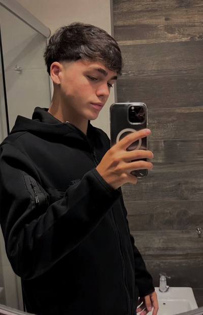 Léo 21 лет Berlin Германия