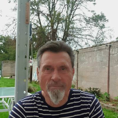 Philippe 63 лет Les Bordes Франция