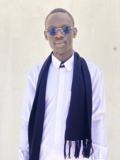 Abdou 25 лет Bargny Франция
