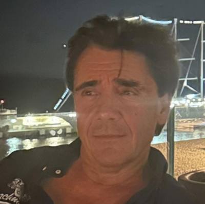 Laurent 54 лет Aytré Франция