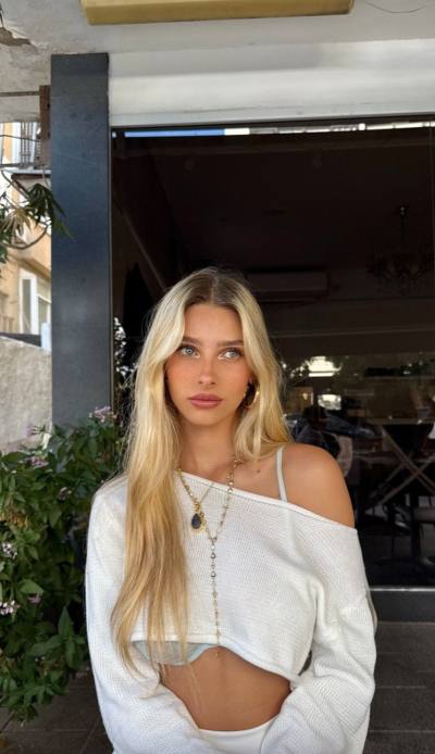 Nina 22 years Dubai United Arab Emirates