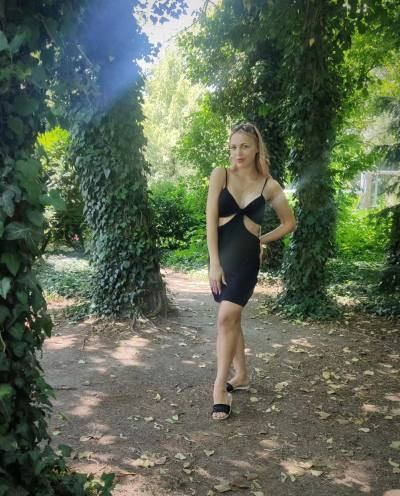 Elena 38 ans Poltava Ukraine