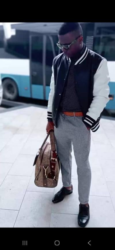 Charles 30 лет Avellino  Алжир