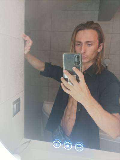 Edouard 23 лет  Франция