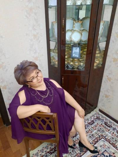 Emilia 61 Jahre Tashkent Usbekistan