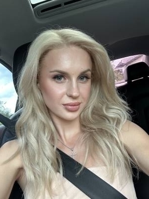 Karolina 24 ans Lviv Ukraine