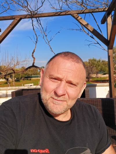 Angelo 57 лет Brindisi Алжир