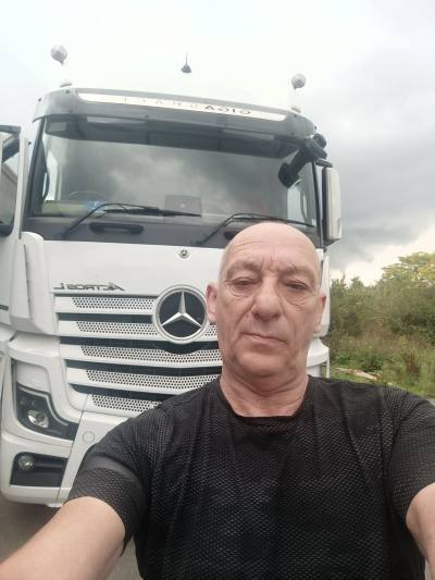 Yannick 62 лет Nemours  Франция