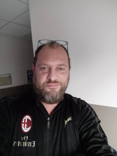 Giuseppe 45 лет La Louvière Бельгия