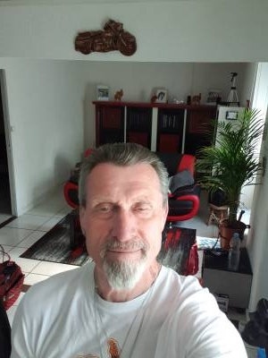 Philippe 63 лет Les Bordes Франция