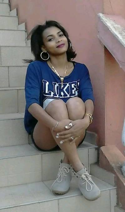 Alexia 34 лет Ampanefena  Мадагаскар