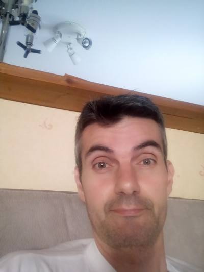 Yannick 52 лет Rodez Франция
