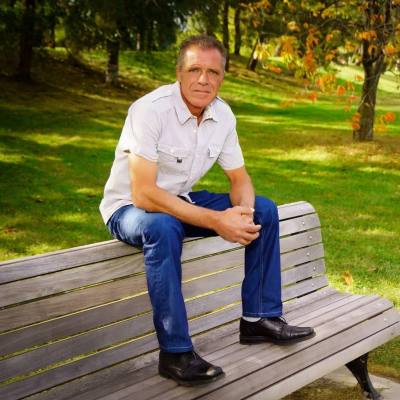 Robert 58 ans Montreal Canada