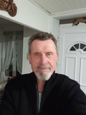 Philippe 63 лет Les Bordes Франция